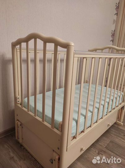 Детская кроватка с маятником