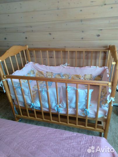 Детская кроватка с маятником и комодом