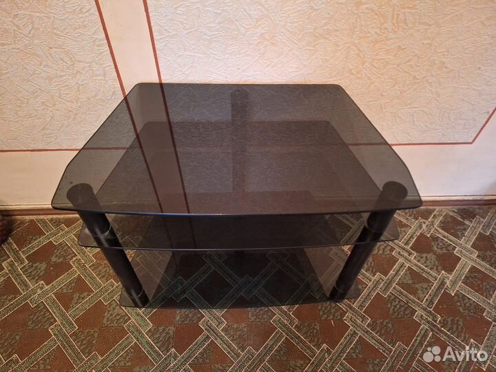 Стеклянный стол