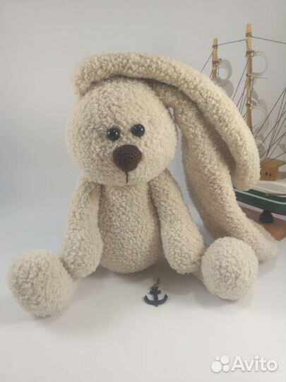 Плюшевый заяц вязаный