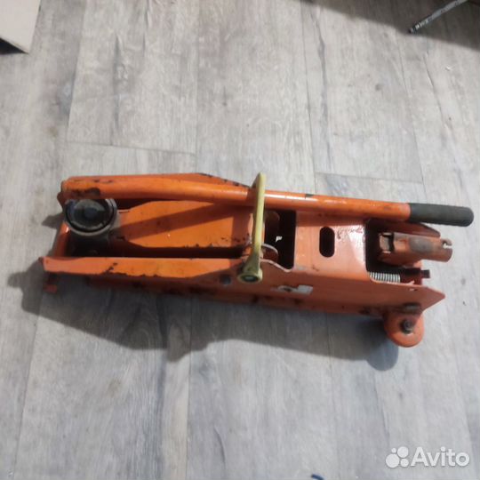 Домкрат подкатной 3 тонны бу