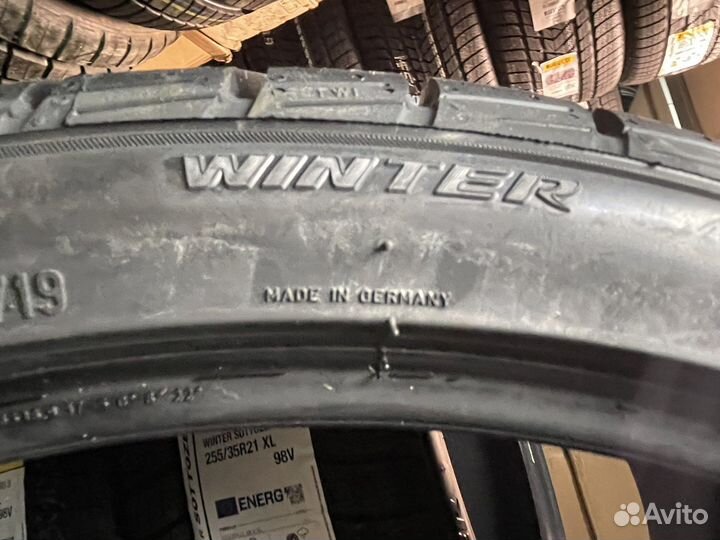 Pirelli Winter Sottozero 3 255/35 R21 и 285/30 R21 100W