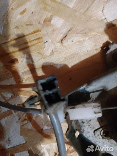 Стеклоподъёмник R задний Nissan Bluebird