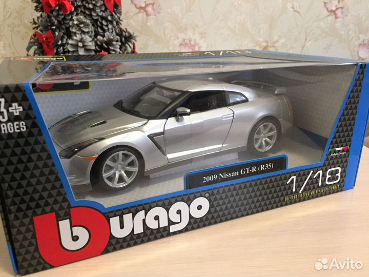 Модель автомобиля 1:18