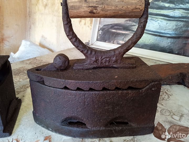 Угольный утюг