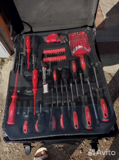 Набор инструментов для авто в чемодане
