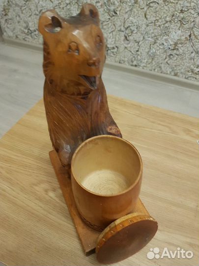 Деревянная фигурка медведя с бочонком