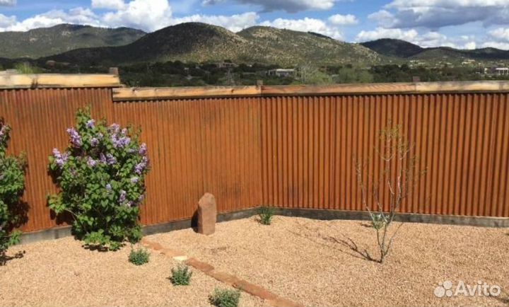 Забор металлический с металлическими столбами каче