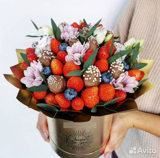 Съедобные букеты из клубники и шоколада