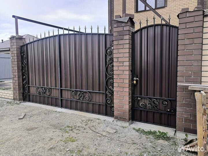 Ворота с коваными элементами