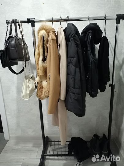 Целая вешалка демисезонных и зимних вещей