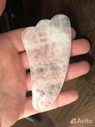 Скребок гуаша лапка в стиле розовый кварц