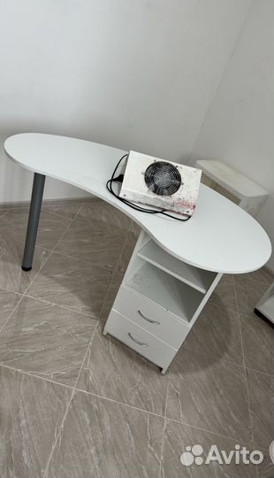 Маникюрный стол