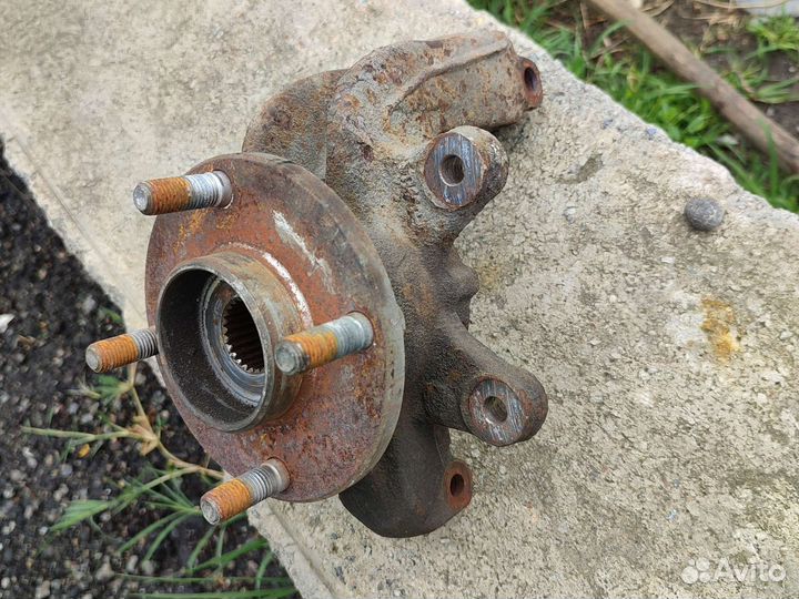 Поворотный кулак левый передний на ford fiesta мк5