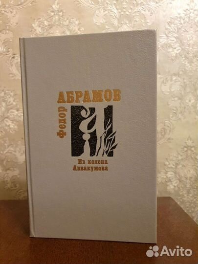 Книги в ассортименте, домашняя библиотека