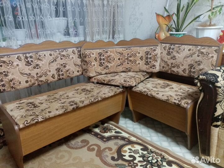 Кухонный уголок и стол