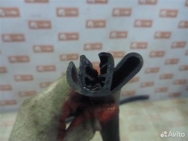 Уплотнительная резинка стекла передняя левая