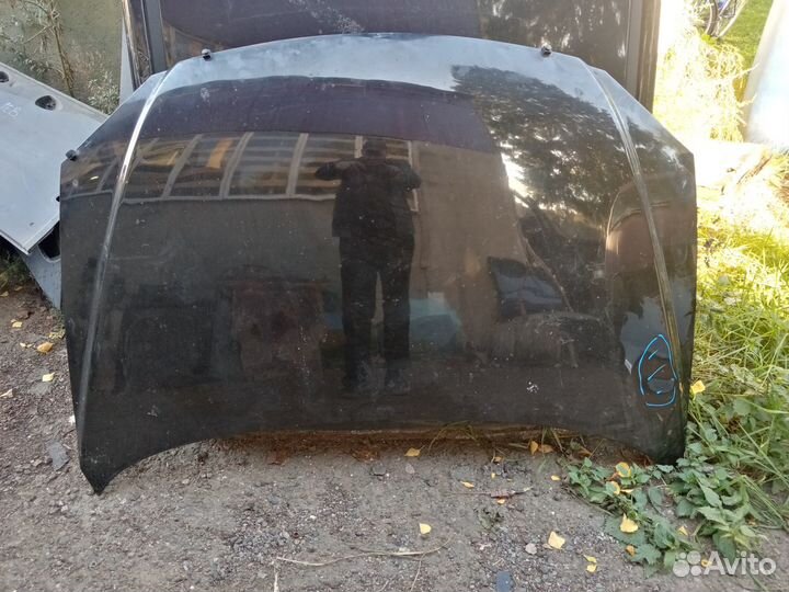 Капот на Киа Каренс 2004 год