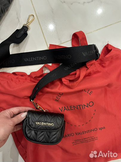 Женская сумка кросс-боди с брелком Valentino