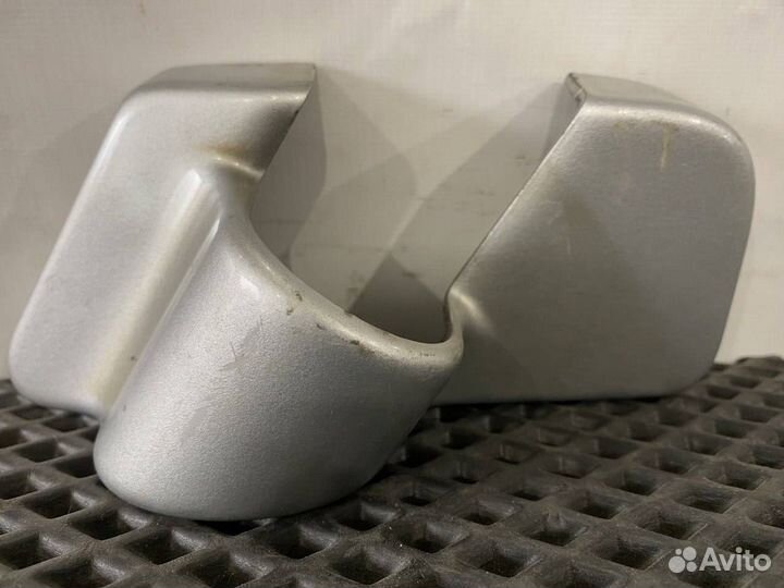 Накладка кронштейна зеркала лев. Volvo FH5