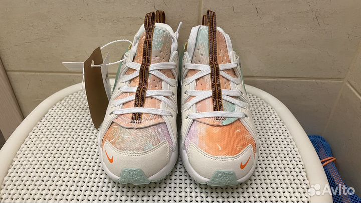 Кроссовки женские