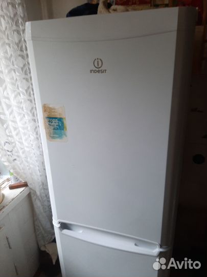 Холодильник indesit