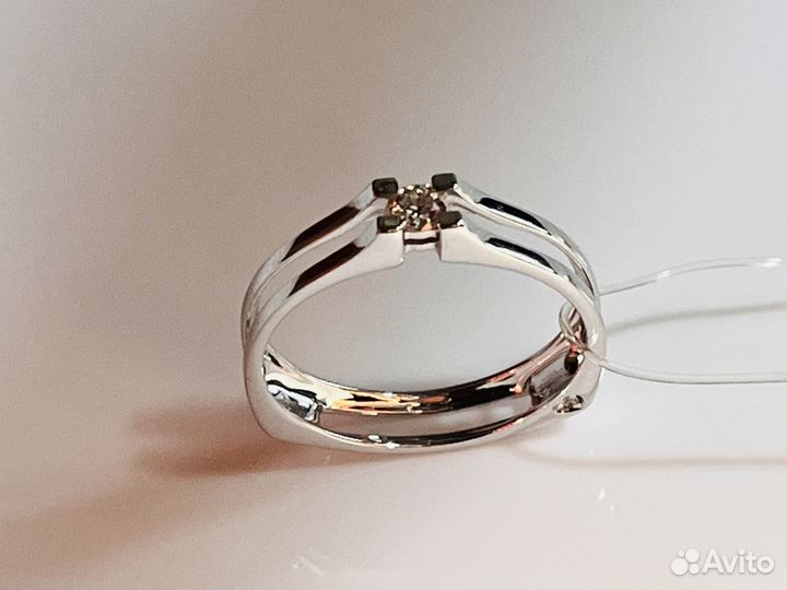 Золотое кольцо с бриллиантом новое