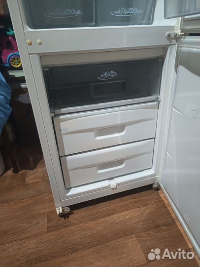 Продам холодильник на запчасти Snaige