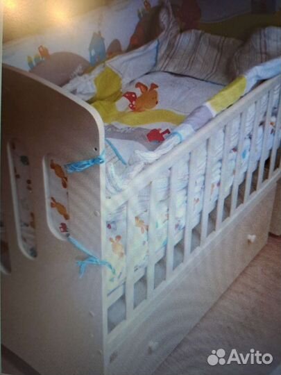Детская кроватка с маятником