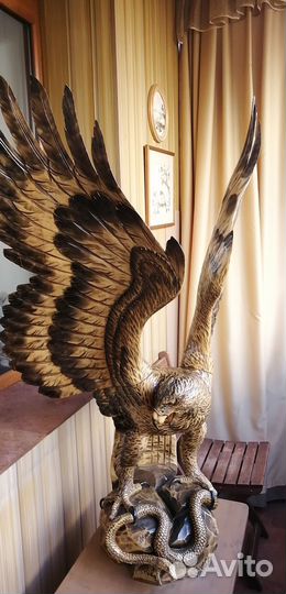 Статуя орла