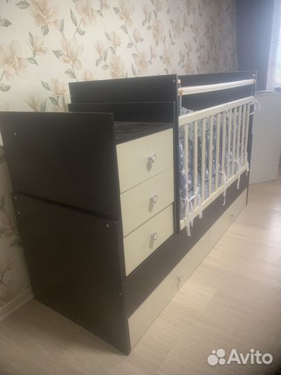 Детская кроватка с маятником и комодом