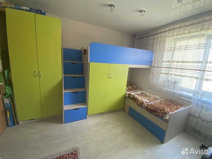 Детская двухярусная кровать со столом и шкафом