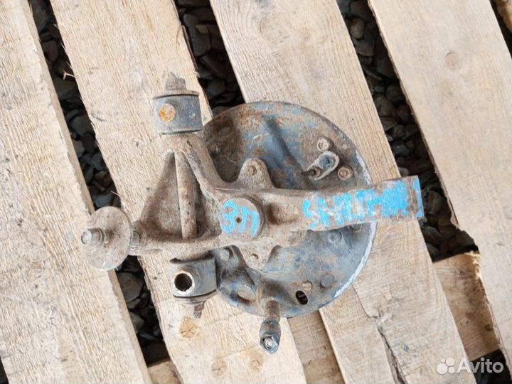 Кулак поворотный задний правый Nissan Sunny B14