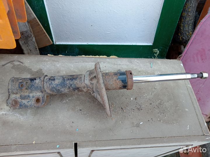 Стойка амортизатора передняя