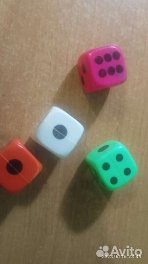 Большие разноцветные игральные кости