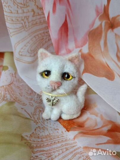 Брошка белый кот