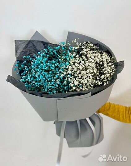 Букет из белой и цветной Гипсофилы