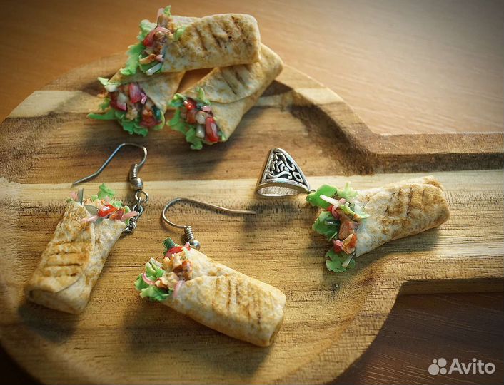 Брошь ручной работы из полимерной глины