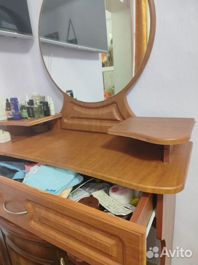 Туалетный столик с зеркалом