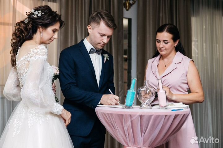 Ведущая и диджей