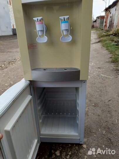Кулер для воды напольный
