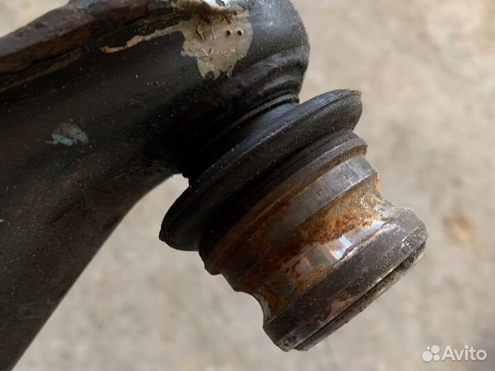 Передний правый рычаг Subaru Forester SG