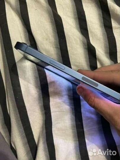 Телефон iPhone 13