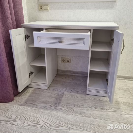 Туалетный столик с зеркалом фирмы Lazurit