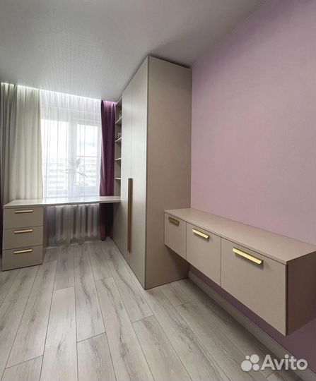 Рабочая зона школьника со шкафом