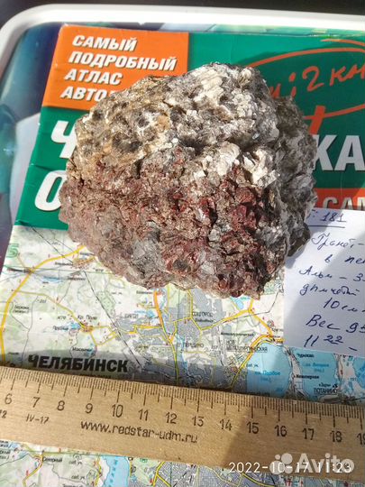 Кристаллы гранат-альмандина в пегматите. №181
