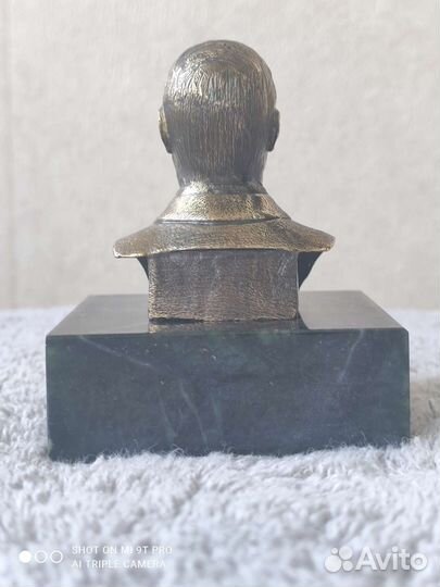 Бюст Путина из латуни на камне