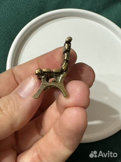 Зайки на лавке бронза фигурки для декора