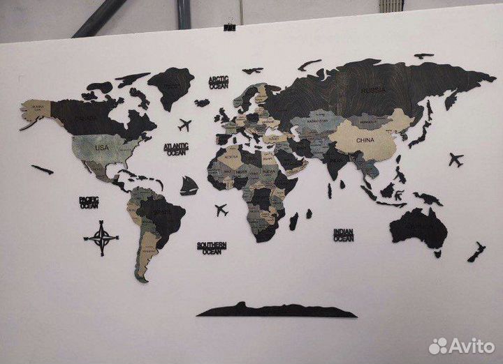 Карта мира из дерева с подсветкой