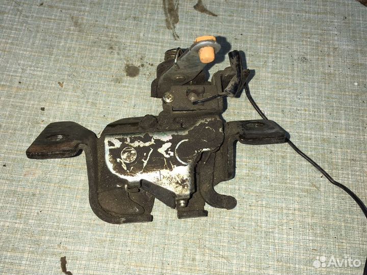 Замок багажника активатор замка Мазда Демио 1